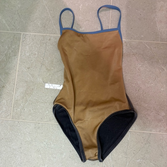 Yumiko Daniela Leotard - Picture 5 of 8
